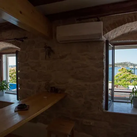 アパート Riva シベニク